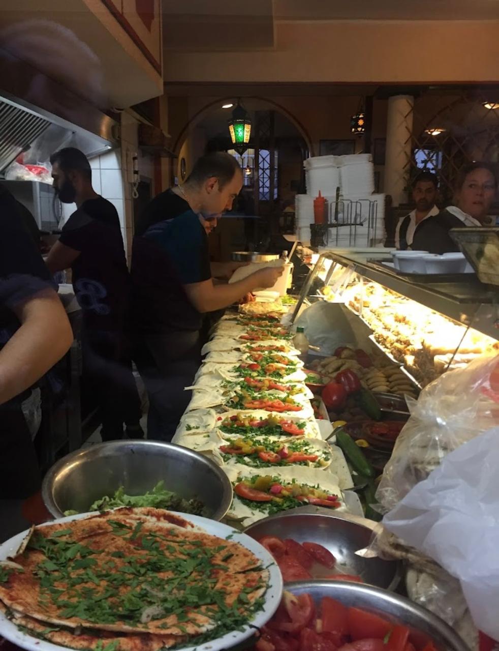 Libanesisches Mezze-Arrangement mit mehreren kleinen Schälchen traditioneller Vorspeisen
