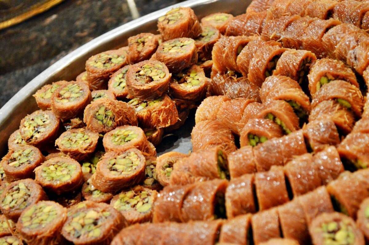 Libanesisches Mezze-Arrangement mit mehreren kleinen Schälchen traditioneller Vorspeisen